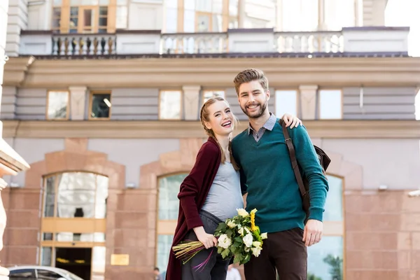 Buon marito e moglie incinta — Foto stock