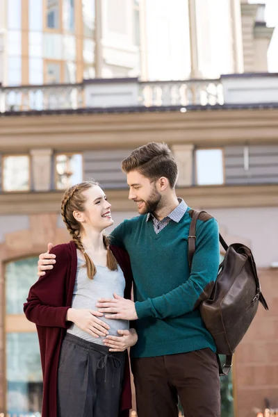 Hombre tocando vientre de embarazada esposa - foto de stock