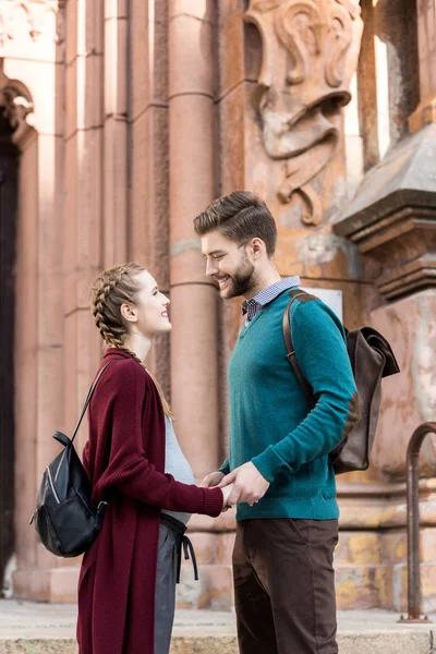 Mann und Frau schauen einander an — Stockfoto