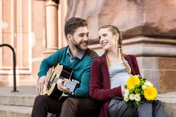 Hombre tocando la guitarra para embarazada esposa - foto de stock