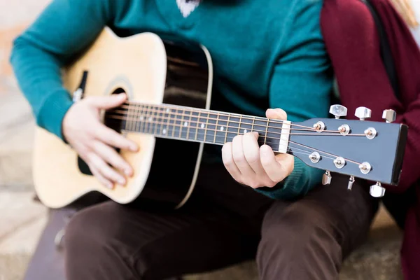 Homme jouant de la guitare — Photo de stock