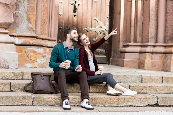 Mujer mostrando algo a marido - foto de stock