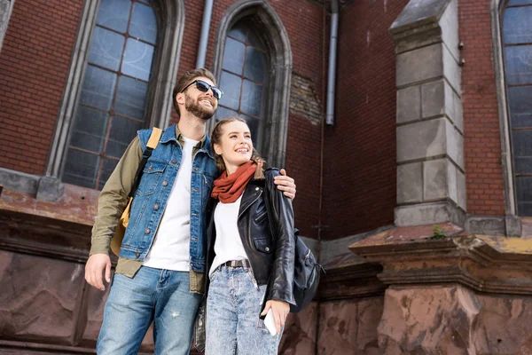 Élégant jeune couple dans la rue — Photo de stock