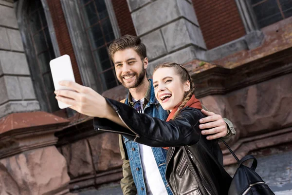 Coppia prendendo selfie insieme — Foto stock