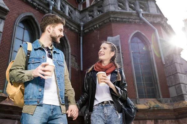 Paar geht mit Kaffee auf die Straße — Stockfoto