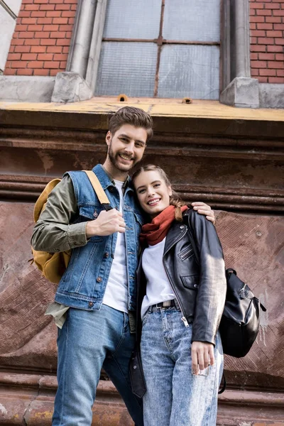 Élégant jeune couple dans la rue — Photo de stock
