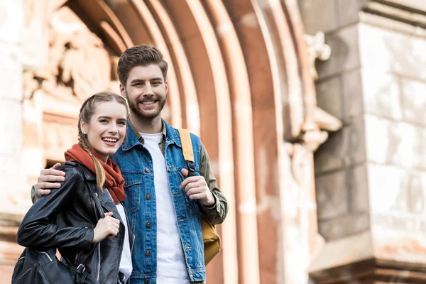 Élégant jeune couple dans la rue — Photo de stock