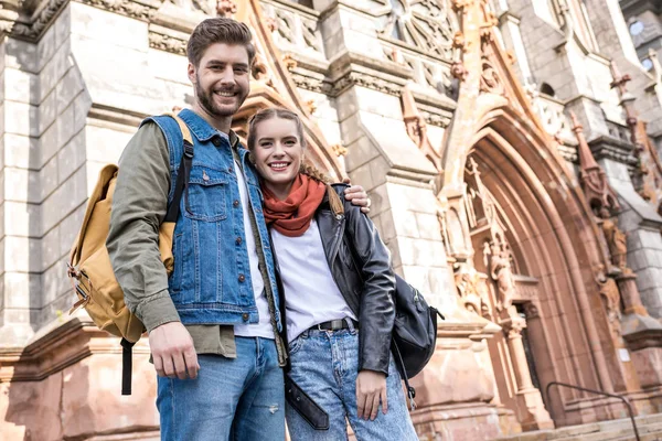 Élégant jeune couple dans la rue — Photo de stock