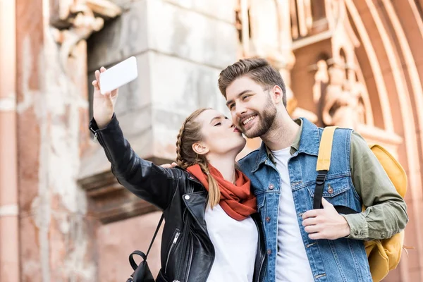 Pareja tomando selfie juntos - foto de stock