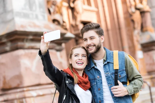 Coppia prendendo selfie insieme — Foto stock