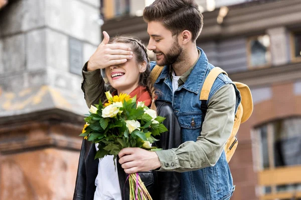 Hombre sorprendente novia con flores — Stock Photo