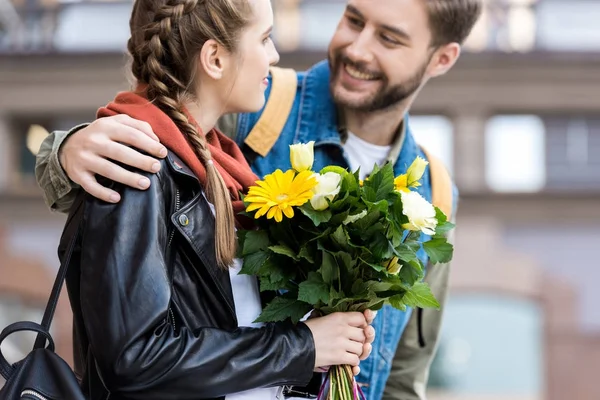 Uomo abbracciare fidanzata — Foto stock