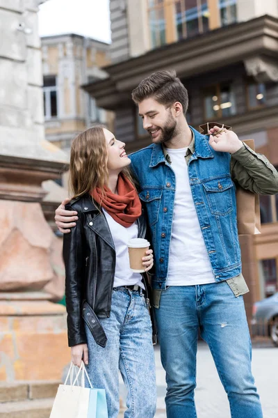 Paar mit Einkaufstüten auf der Straße — Stockfoto