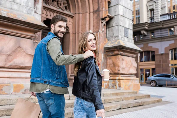 Pareja enamorada caminando por la calle - foto de stock