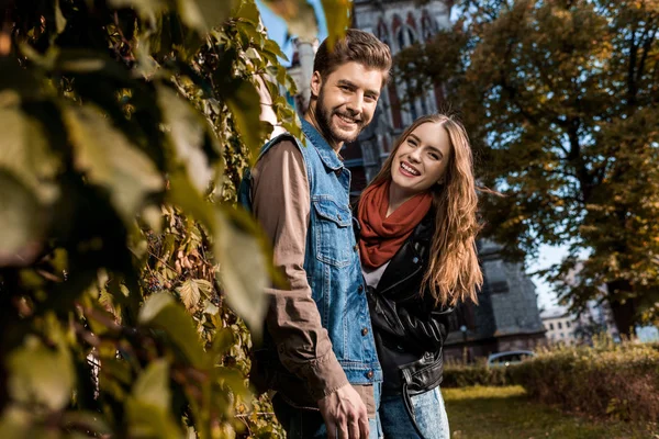 Joyeux couple dans le parc d'automne — Photo de stock