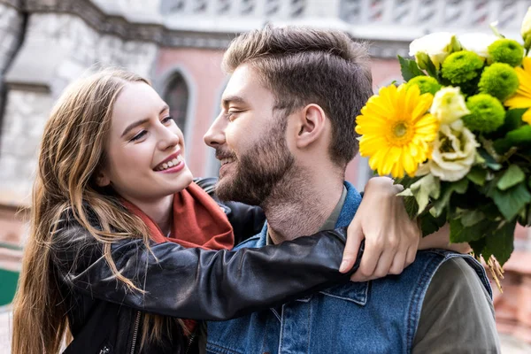 Mujer abrazando novio - foto de stock