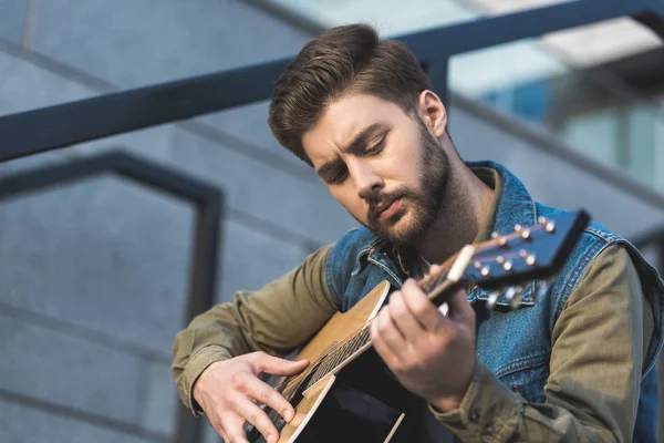 Man playing guitar — Stock Photo