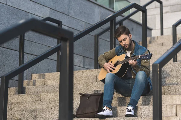 Uomo che suona la chitarra — Foto stock