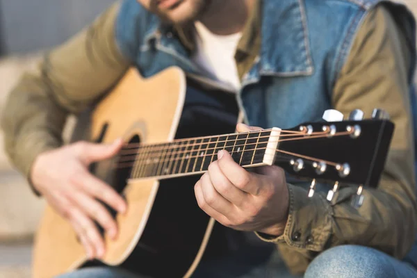 Homme jouant de la guitare — Photo de stock