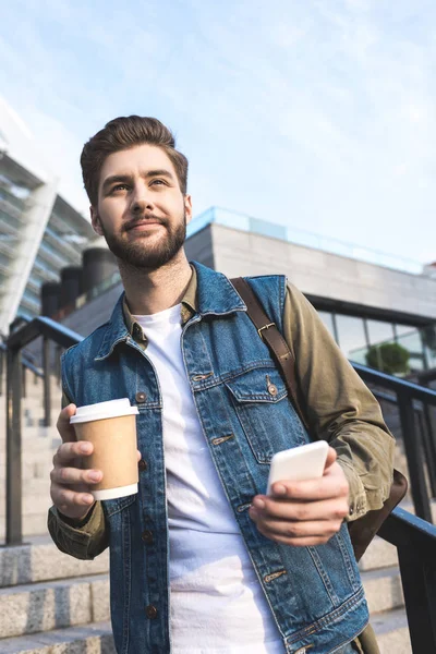 Homme avec smartphone et café à emporter — Photo de stock