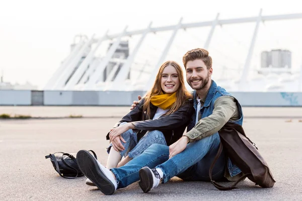 Couple resting on ground — Stock Photo