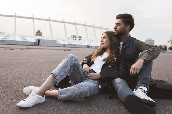 Casal pensativo olhando para longe — Fotografia de Stock