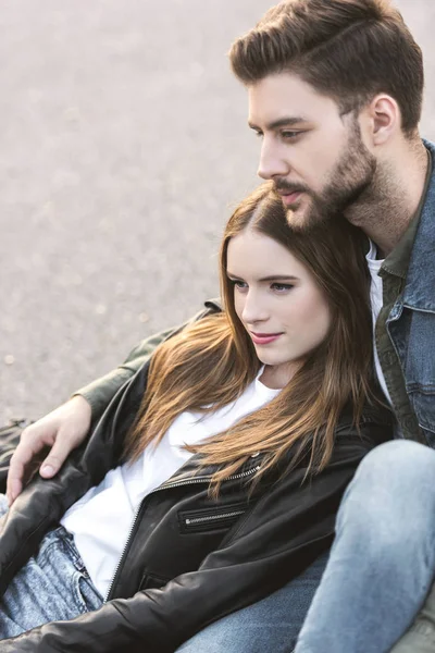 Cher couple regardant loin — Photo de stock