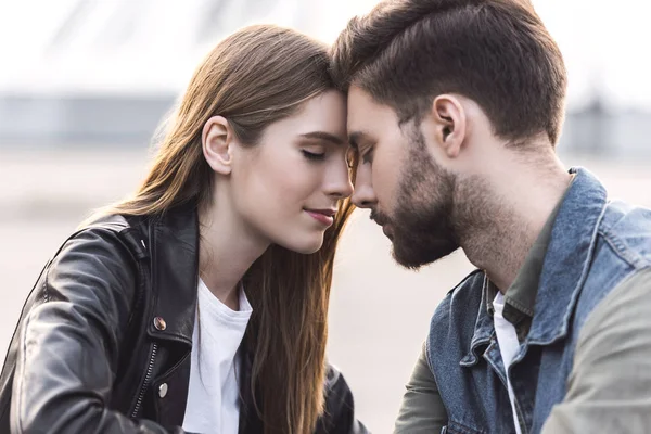 Jovem casal apaixonado — Fotografia de Stock