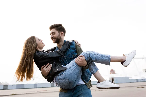 Homme tenant petite amie sur les mains — Photo de stock