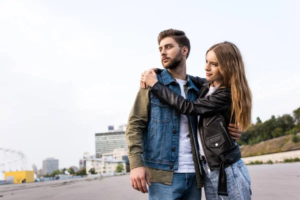 Pareja abrazándose en la calle - foto de stock