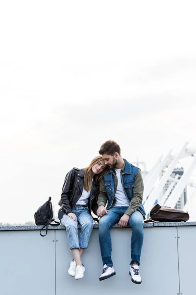 Pareja descansando en parapeto - foto de stock