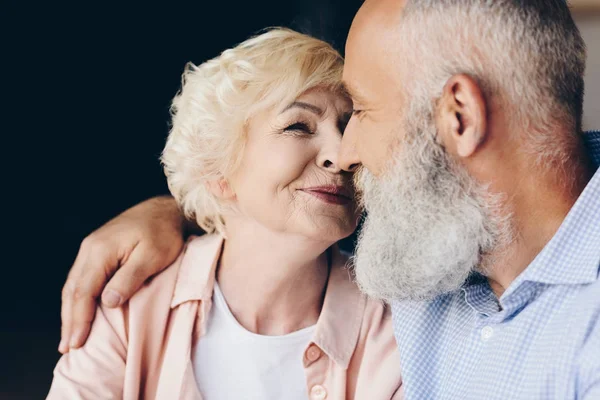 Sensual pareja de ancianos - foto de stock