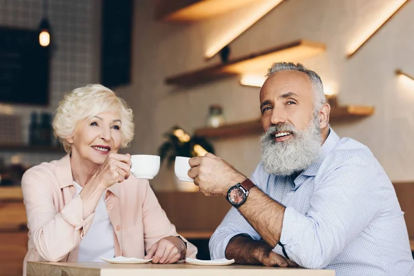 Пожилая пара пьет кофе в кафе — стоковое фото