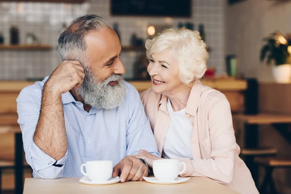 Casal sênior beber café no café — Fotografia de Stock