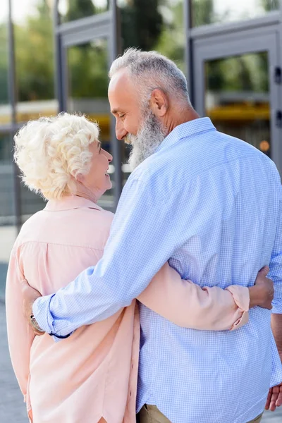 Couple sénior se serrant dans ses bras — Photo de stock