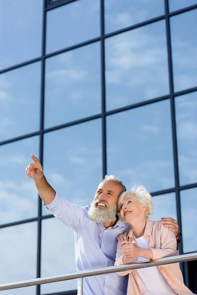 Homem mostrando algo para esposa — Fotografia de Stock