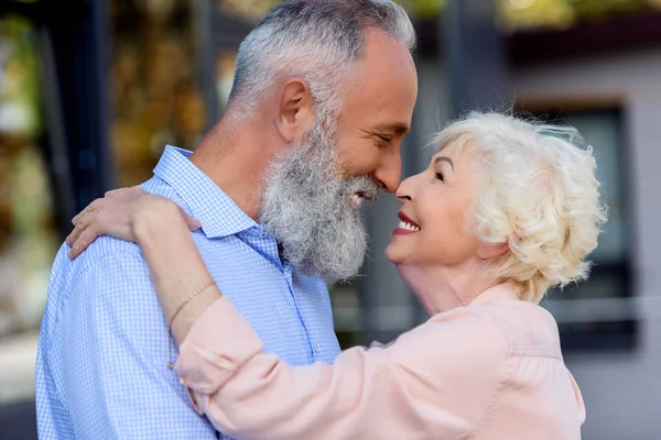 Pareja mayor mirándose - foto de stock