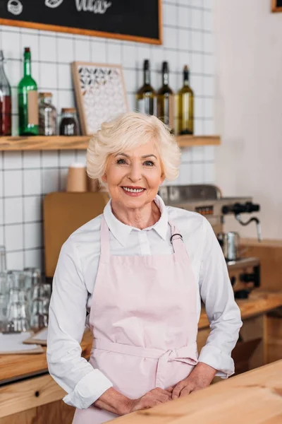 Lavoratore anziano sorridente al banco — Foto stock