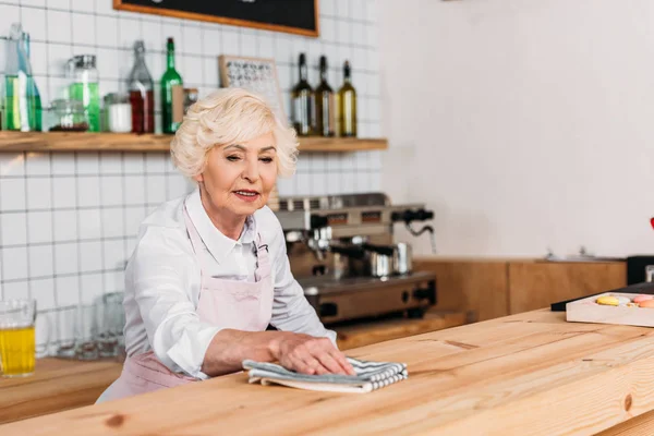 Worker cleaning counter — Stock Photo