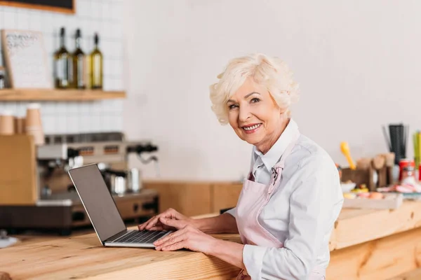 Dueño de la cafetería con portátil - foto de stock