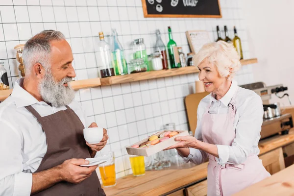 Trabajadores en cafetería - foto de stock