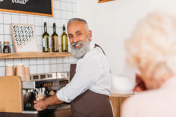 Barista making coffee — Stock Photo