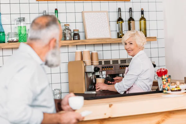 Senior Barista mit Kaffeemaschine — Stockfoto