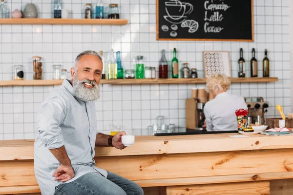 Lächelnder älterer Herr mit Tasse Kaffee — Stockfoto