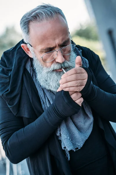 Senior man smoking cigarette — Stock Photo