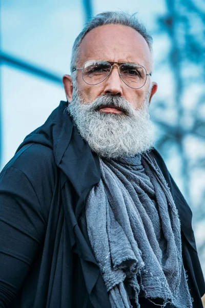 Uomo più anziano alla moda su strada — Foto stock