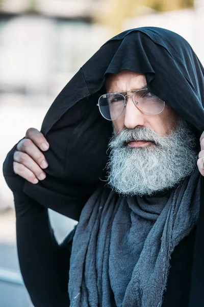 Homme âgé à la mode dans la rue — Photo de stock