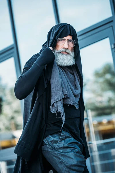 Homme âgé à la mode dans la rue — Photo de stock