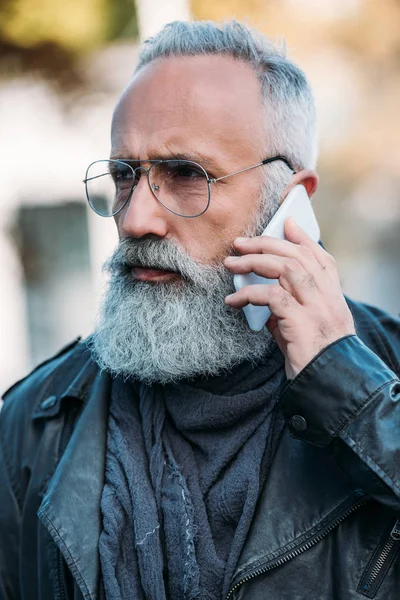 Homem sênior falando no smartphone — Fotografia de Stock