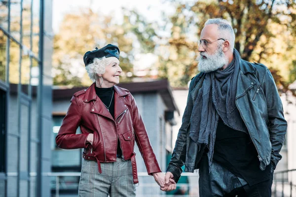 Coppia anziana alla moda che si tiene per mano — Foto stock